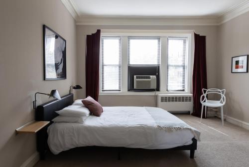 Historic HP 1BR with Fast Transit to UChicago & DT by Zencity - main image