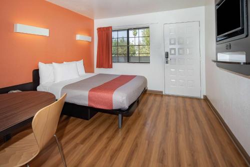 Motel 6-Thousand Oaks, CA Motel 6 Thousand Oaks South is conveniently located in the popular Newbury Park area. Offering a variety of facilities and services, the hotel provides all you need for a good nights sleep. 24-hour f