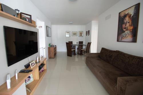 Shared lounge/TV area, QUARTO EM CONDOMINIO DE LUXO NA BARRA DA TIJUCA near Bar Do Sargento