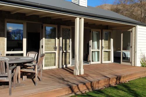 HYLA25 - Meadowstone Executive Villa Close to Lake Wanaka - Accommodation