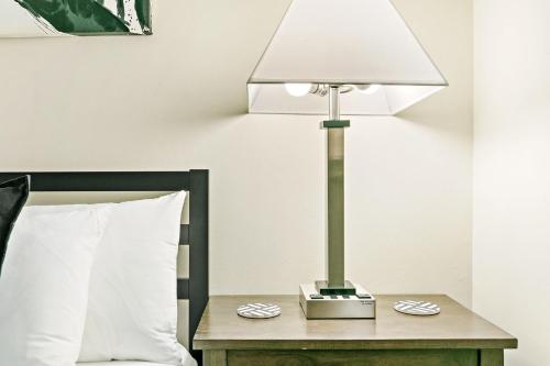 Highland Park Minimalist Studio Unit - Near Metra! - image 7