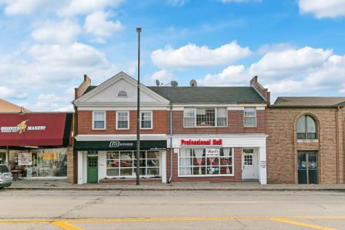 Highland Park Minimalist Studio Unit - Near Metra!