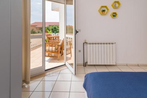 Apartments with a parking space Krk - 5423