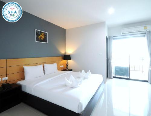 Lee Hotel Lee Hotel is conveniently located in the popular City Center area. Both business travelers and tourists can enjoy the propertys facilities and services. Service-minded staff will welcome and guide yo