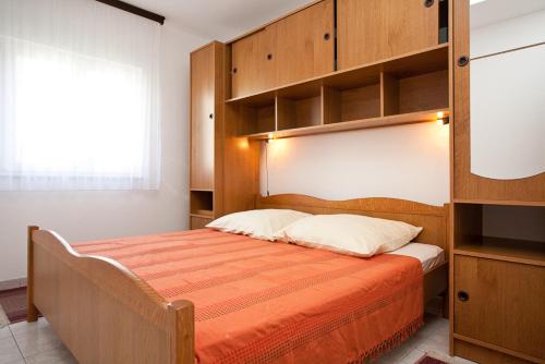 One-Bedroom Apartment image 6