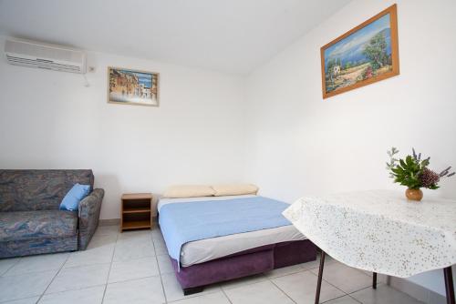 One-Bedroom Apartment image 5