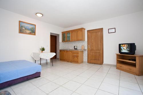 One-Bedroom Apartment image 3