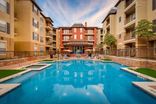 CozySuites Gorgeous Apartment In Uptown - main image