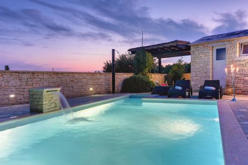Three-Bedroom House with Private Pool  image 2