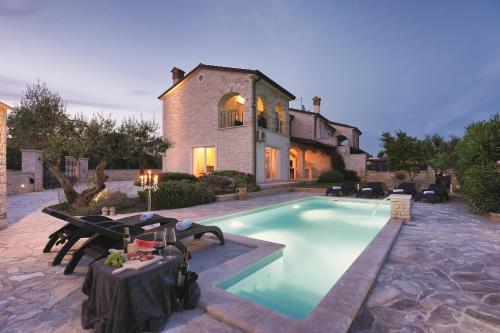 Three-Bedroom House with Private Pool  image 1