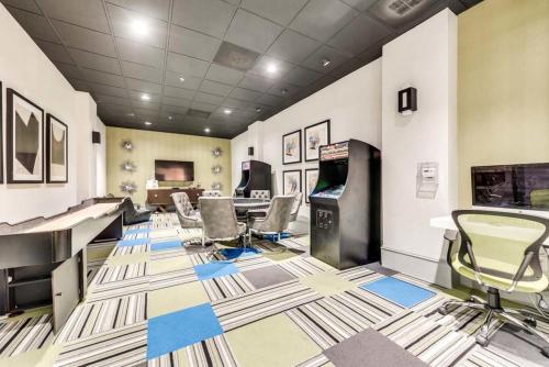 CozySuites Stunning 3BR Apartment At Cityplace - image 6