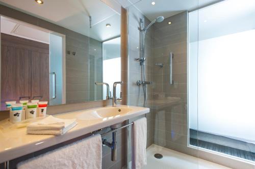Holiday Inn London West an IHG Hotel - image 10