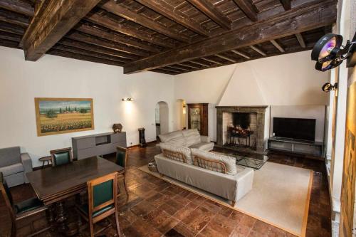 Historical apartment in the center of Gravedona - Larihome A02