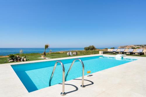 Beachfront Nymphes Aigli, Brand New Villa with Pool, Children Area & BBQ