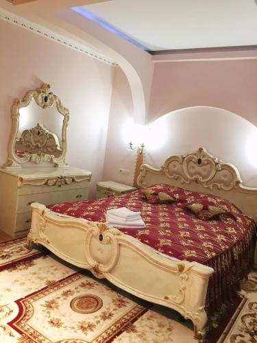 1 queen bed, 1 twin bed