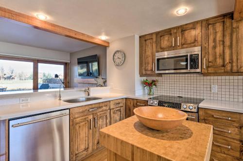 Racquet Club Condo - 2 Miles to PC Mountain! - image 2