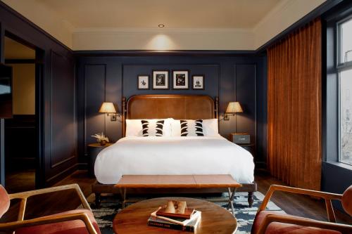 2 queen beds, 2 bunk beds