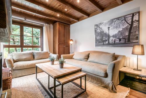 Apartment with Mountain View