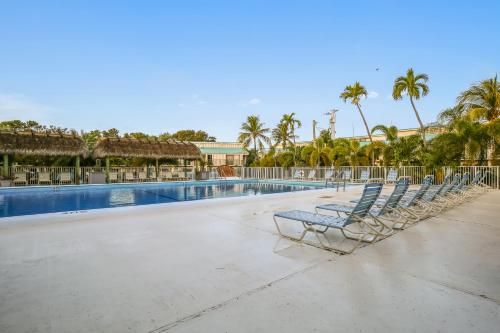 Executive Bay Club Condos - image 6