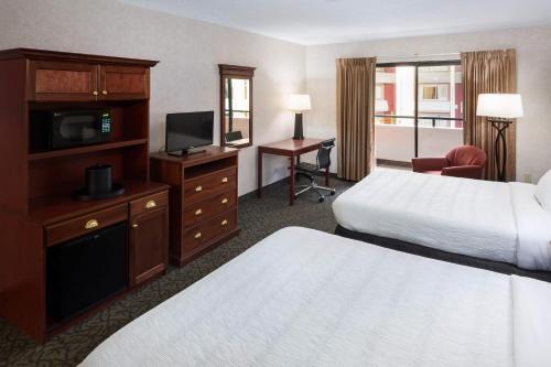 Grand Hotel Room Type - Queen Room with Pool View