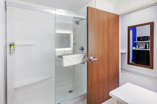 Holiday Inn Express And Suites Tulsa Northeast - Owasso By IHG - 화장실