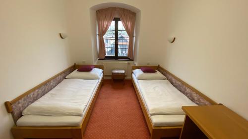 2 twin beds