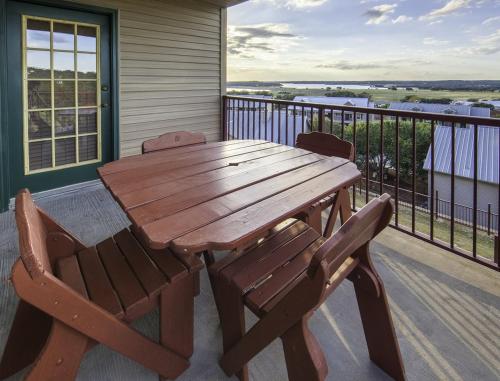 Recreational Resort Condos Overlooking Beautiful Canyon Lake - image 5