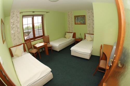 3 twin beds
