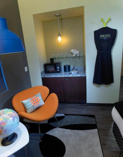 Queen Room with Two Queen Beds and Walk-in Shower - Disability Access image 3