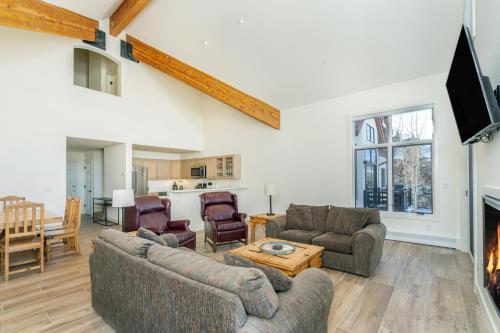 Emerald Elk at Village Creek by Alpine Lodging Telluride - image 4