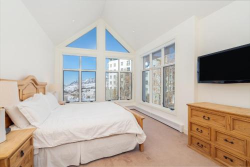 Emerald Elk at Village Creek by Alpine Lodging Telluride - image 6