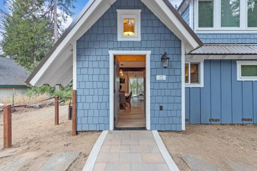 Starfall- Beautiful Remodeled 3 BDR W EV CHARGER inside Yosemite - image 4