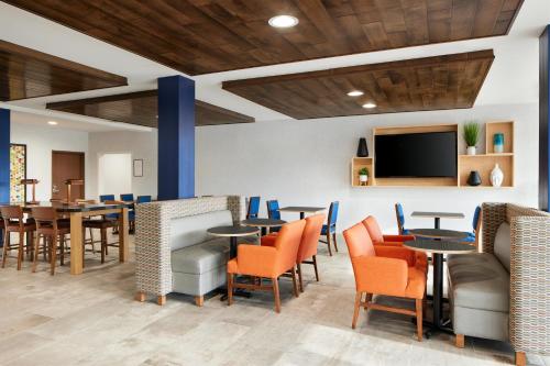 Holiday Inn Express Hotel & Suites Salem an IHG Hotel - image 10