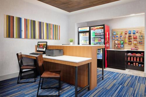 Holiday Inn Express Hotel & Suites Salem an IHG Hotel - image 14