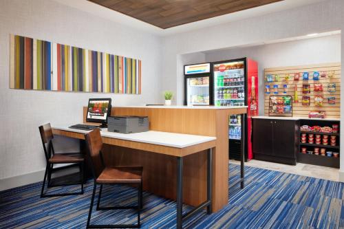 Holiday Inn Express Hotel & Suites Salem