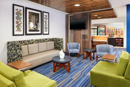 Holiday Inn Express Hotel & Suites Salem, an IHG Hotel