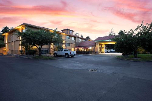 Best Western Plus Parkway Inn - Hotel - Wilsonville