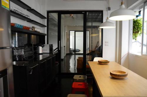 ห้องครัว, 3ฮาว แอท สุขุมวิท21 (3 Howw Hostel at Sukhumvit 21) in กรุงเทพ