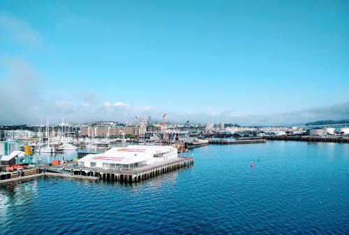 QV Waterfront Apt with AC Wifi and Parking (941)