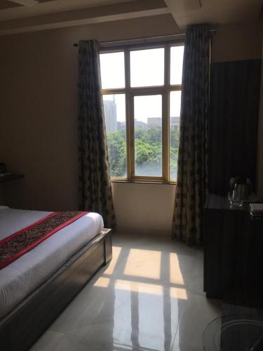 Deluxe Double or Twin Room image 3