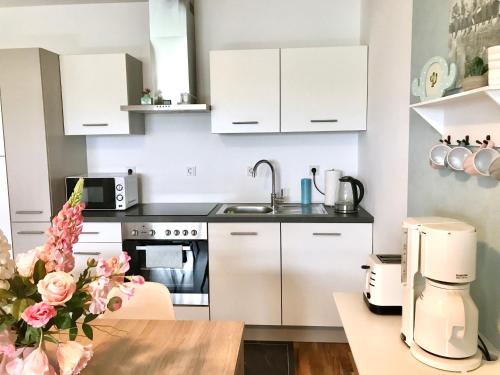 ห้องครัว, NEU! TOP Apartment! 7km Saarbruecken! Terrasse, Garten! in ซัลซ์บาค