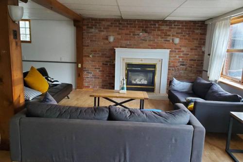 Cottage with River Front & minutes away from Beach, Wasaga Beach (foto 8)