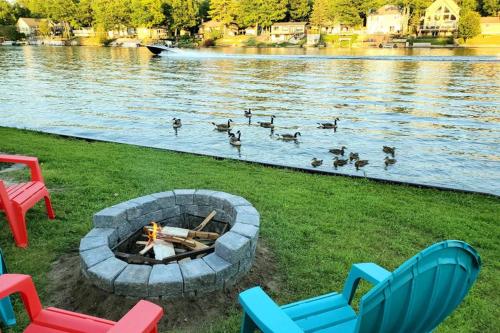 Cottage with River Front & minutes away from Beach, Wasaga Beach