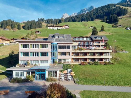 Vista exterior, Ferien- und Familienhotel Alpina Adelboden in Adelboden