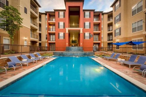 CozySuites Bold 2 Bedroom Apartment For Your Dallas Adventure - main image