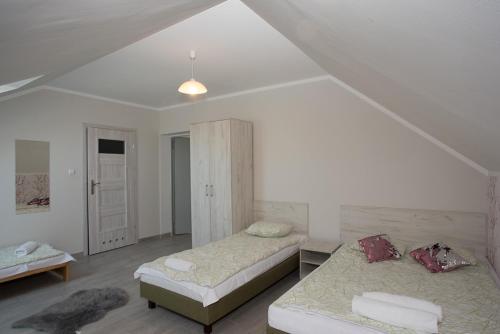 1 double bed, 2 twin beds
