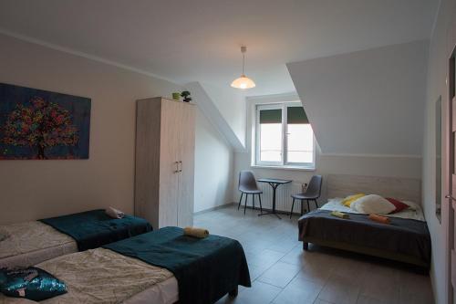 1 double bed, 2 twin beds