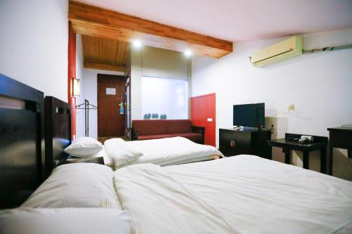 XISU Hotel (Yuxiangmen metro station) Warriors Youth Hostel is conveniently located in the popular City Center area. Both business travelers and tourists can enjoy the propertys facilities and services. Service-minded staff will welcome 