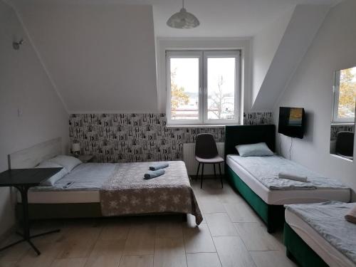 1 double bed, 1 twin bed