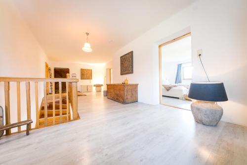 Chalet Wiesengut, Pool, Sunbeds, BBQ, Bikes for free, 15 min to salzburg and beautifull lakes sound  in Adnet